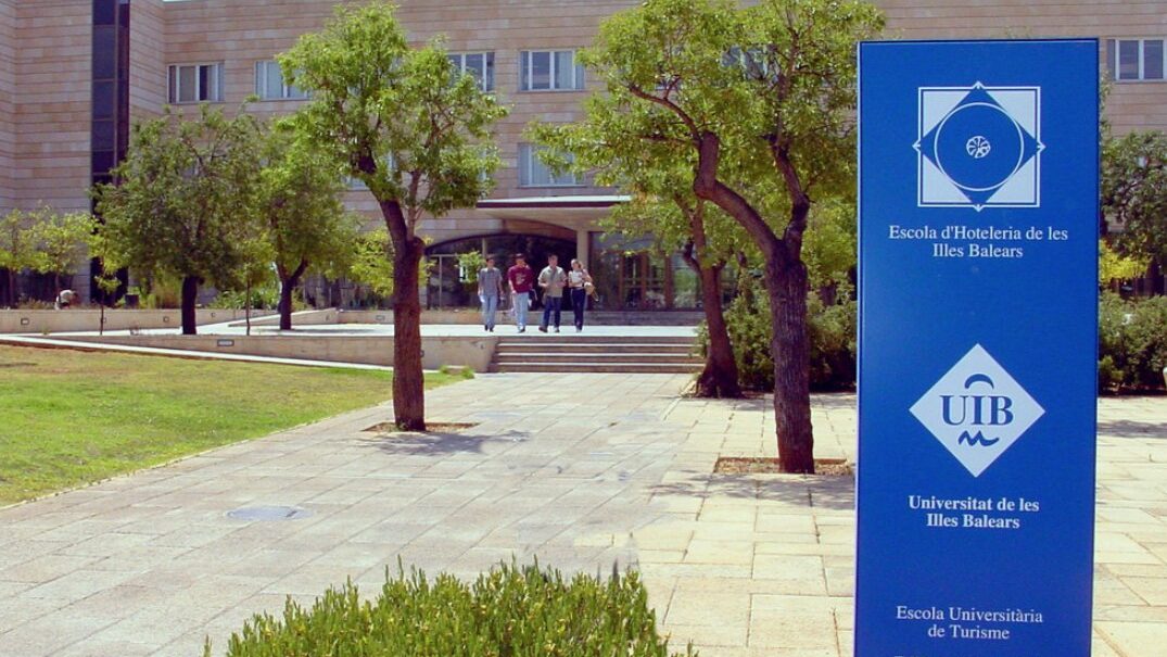 Edificio de la Universidad de las Islas Baleares con estudiantes caminando.