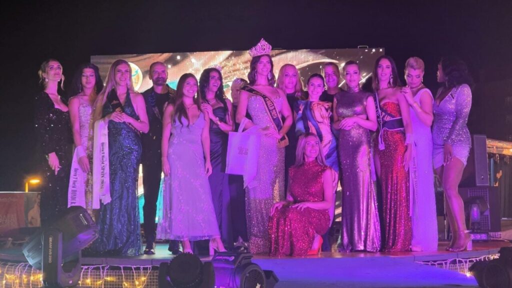 Daniela Vallejo en la gala de Miss Trans Europa 2025 con otras participantes