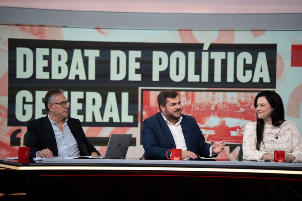 Participantes en un debate de política general en un programa de televisión.