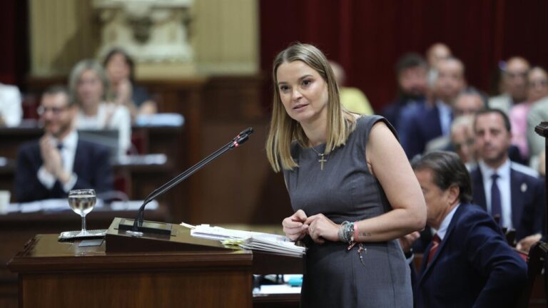 Marga Prohens hablando en el Parlament durante el Debate de Política General