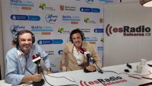 Dos hombres en un programa de radio durante el congreso ABTA en Calvià.
