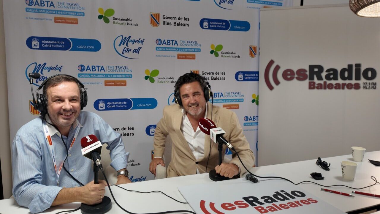Dos hombres en un programa de radio durante el congreso ABTA en Calvià.