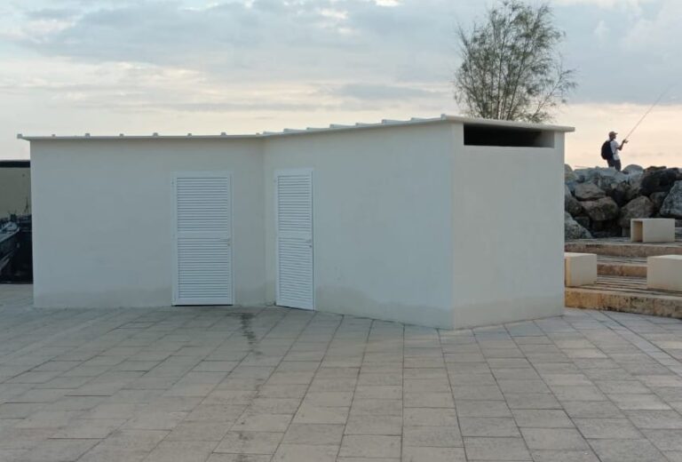 Caseta blanca en el paseo del Molinar con puertas de persiana.