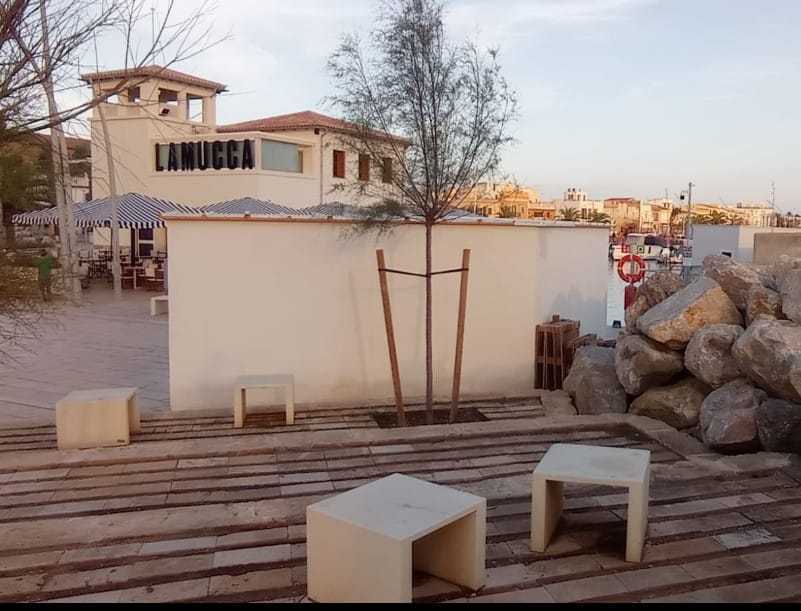 Caseta en el paseo del Molinar junto a un restaurante.