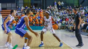 Jugadores del Fibwi en un partido de baloncesto en Fuenlabrada
