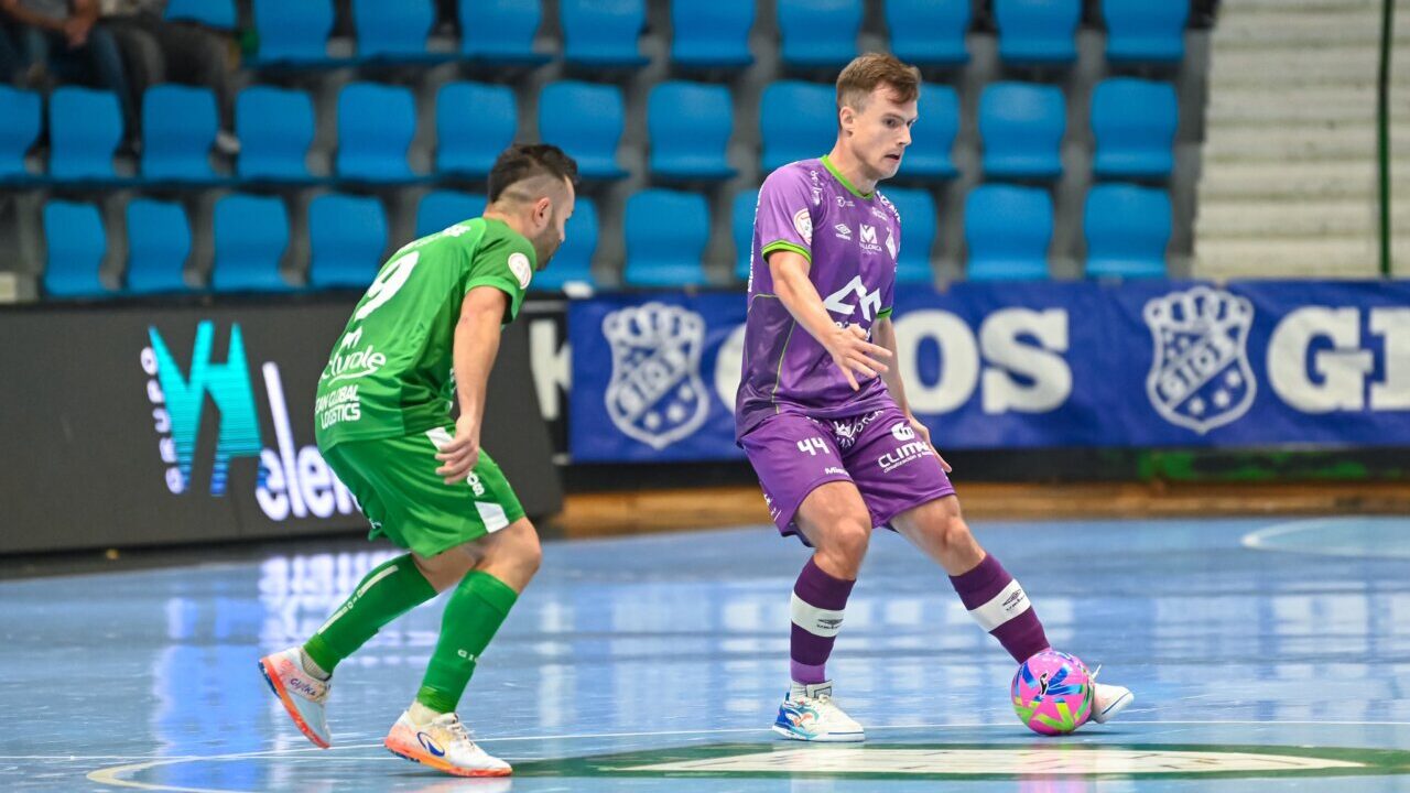 Jugadores de futsal en acci&oacute;n durante un partido en Pamplona