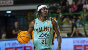 Jugador del Palmer Basket con balón durante un partido
