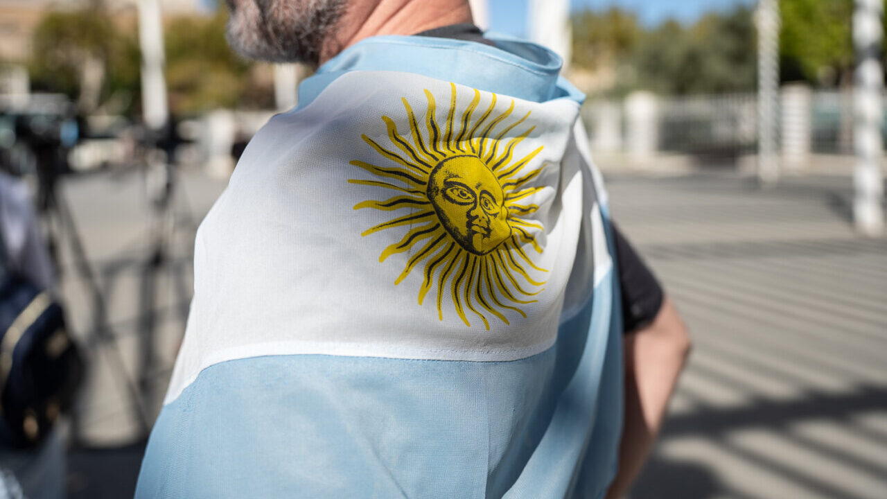 Hombre con bandera argentina en un evento público