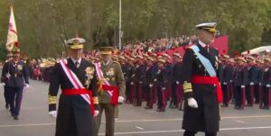 Desfile de las Fuerzas Armadas en Madrid con la familia real presente.
