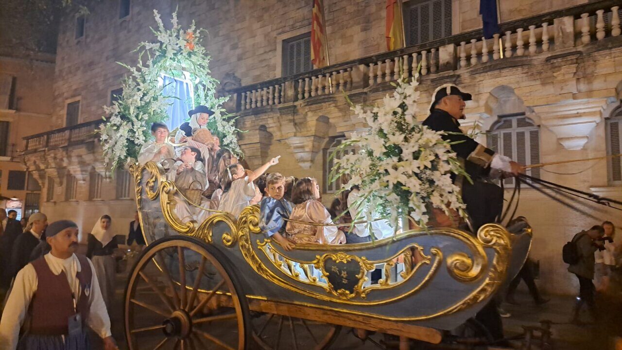 Carro triunfal de la Beata con niños y flores en Palma