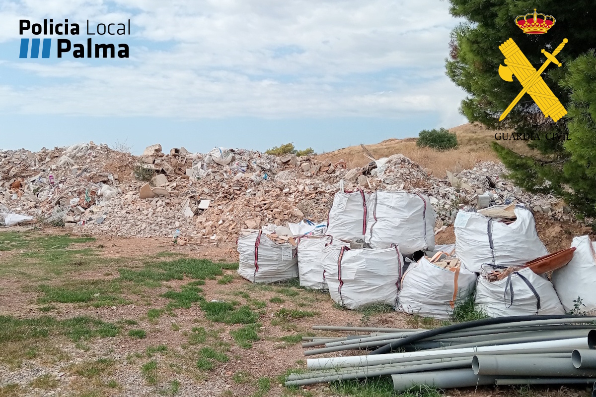 Vertedero ilegal con escombros y residuos en Son Reus