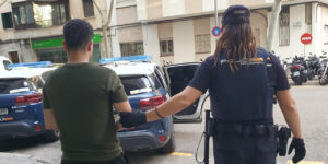 Detención de un sospechoso por uso de tarjeta robada en Son Gual.