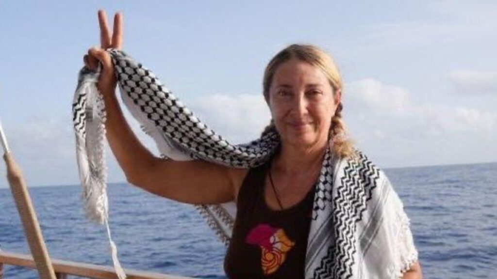 Reyes Rigo mostrando un gesto de paz en un barco