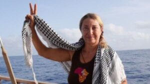 Reyes Rigo mostrando un gesto de paz en un barco