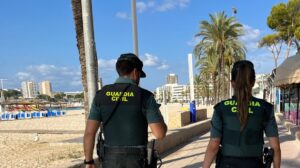 El viernes, la Guardia Civil detuvo a una mujer de 29 años en un hotel de Magaluf por causar daños en una habitación.