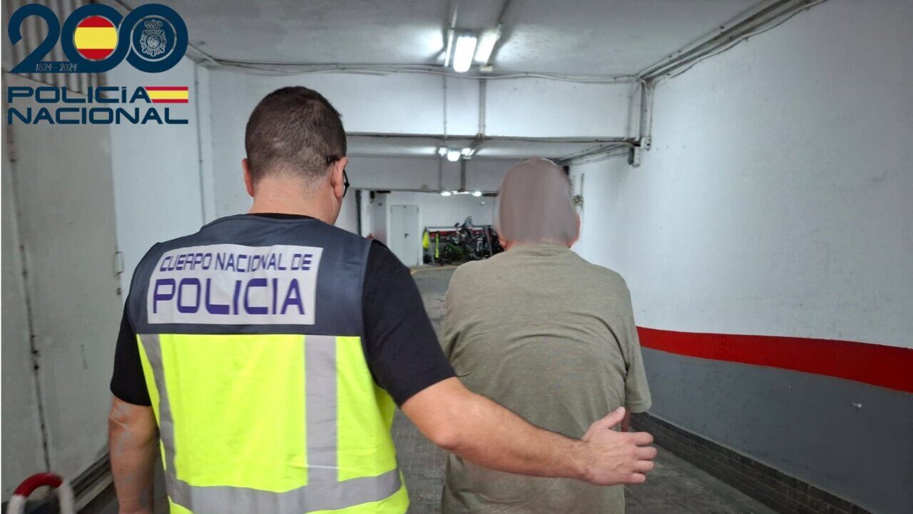 Agentes de policía deteniendo a un jubilado en Palma