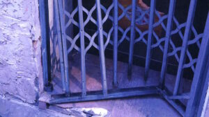 Puerta dañada de un local en Palma tras ocupación ilegal.