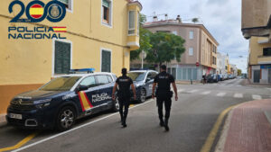 Policía Nacional en la calle durante una investigación de robo