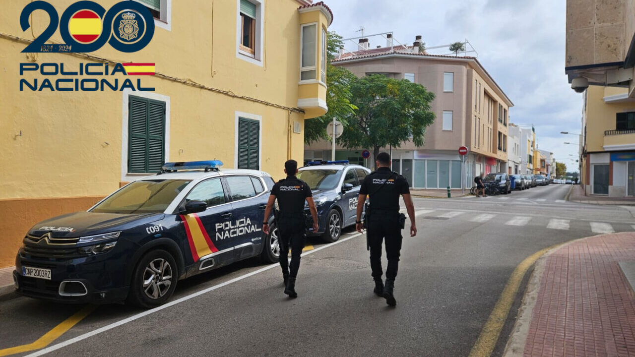 Policía Nacional en la calle durante una investigación de robo