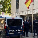 Policía Nacional frente a la comisaría en Manacor con vehículos patrulleros.