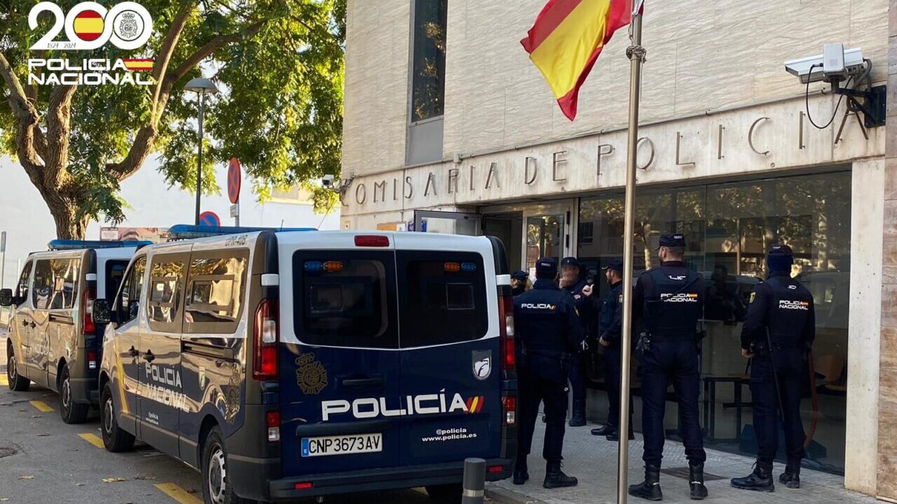 Policía Nacional frente a la comisaría en Manacor con vehículos patrulleros.