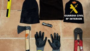 Herramientas y ropa utilizadas en un intento de robo en Porreres.