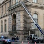 Policía en la entrada del Museo del Louvre tras un robo de joyas.