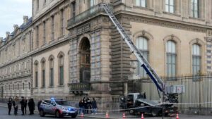 Policía en la entrada del Museo del Louvre tras un robo de joyas.