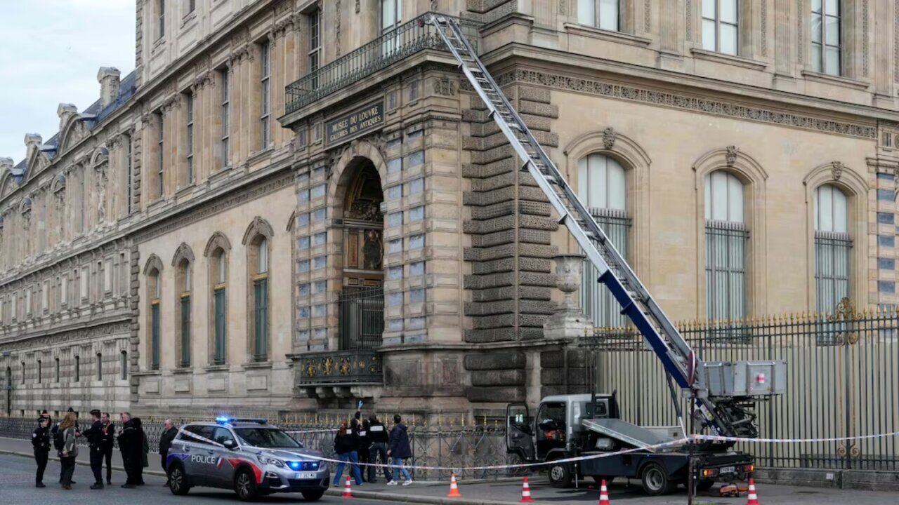Policía en la entrada del Museo del Louvre tras un robo de joyas.