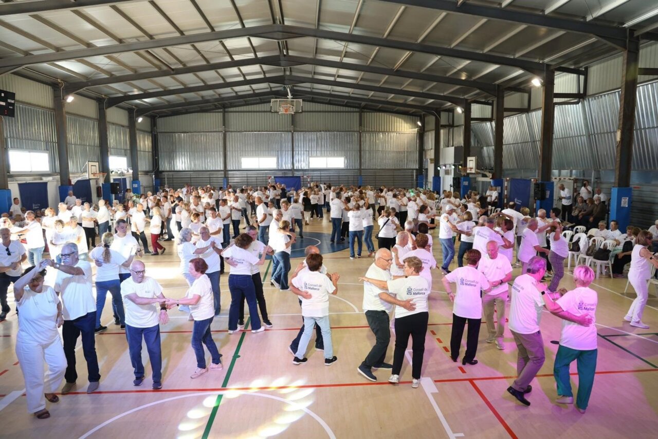Mayores disfrutando de una Diada de Baile de Sal&oacute;n en Mallorca