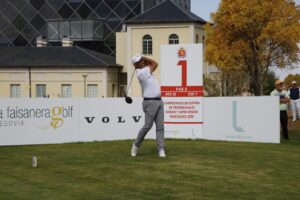 Diego Dupin en el hoyo 1 del Campeonato de España de Golf 2025