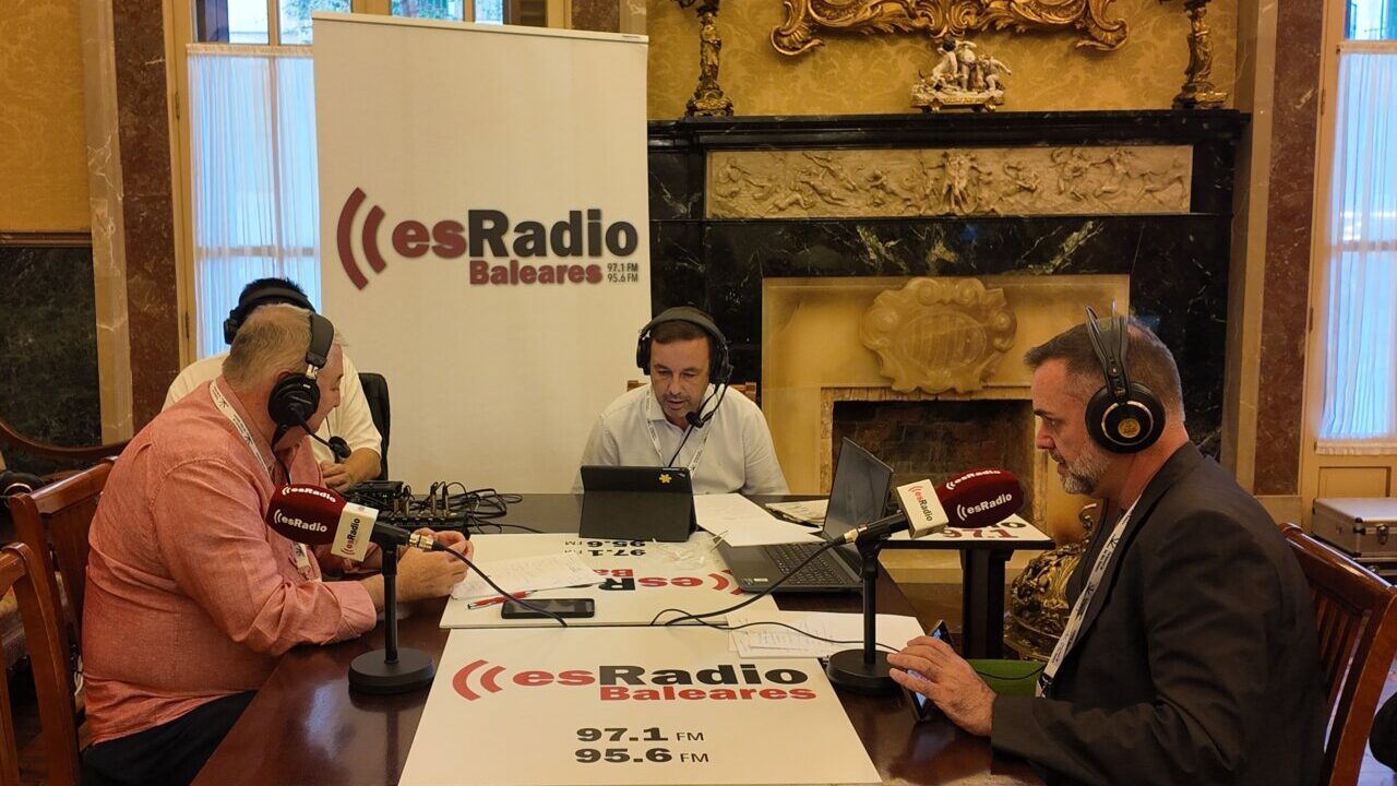 Analistas discutiendo en el programa de esRadio en el Parlament de Baleares.