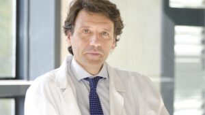 Retrato del doctor Celso Arango en su consultorio médico