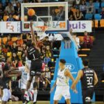 Jugador del Fibwi anotando en un partido de baloncesto en Menorca