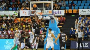Jugador del Fibwi anotando en un partido de baloncesto en Menorca