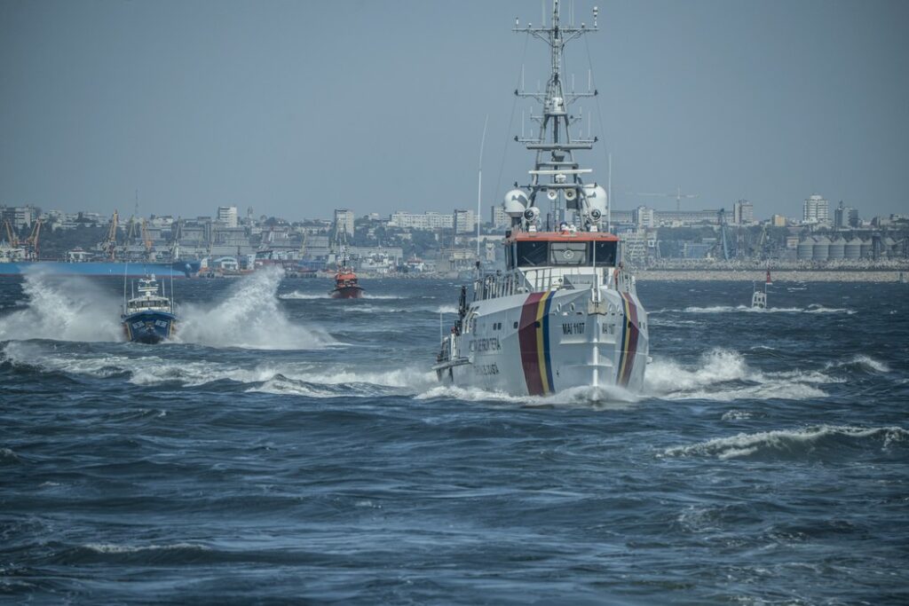 Embarcaciones de Frontex navegando en el mar Mediterráneo
