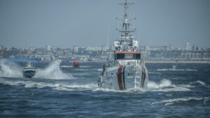 Embarcaciones de Frontex navegando en el mar Mediterráneo