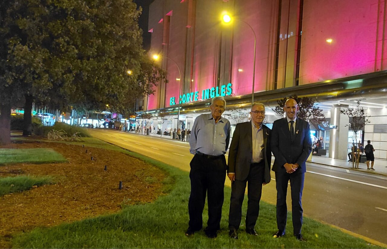 Fachada de El Corte Ingl&eacute;s iluminada de rosa en Palma