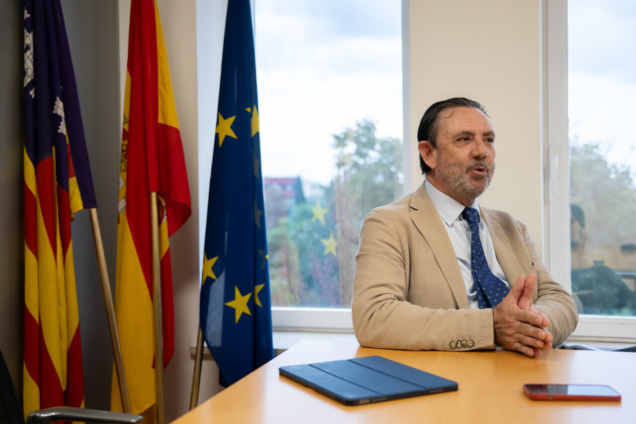 Alejandro Sáenz de San Pedro García durante una entrevista en su oficina