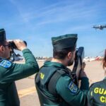 Agentes de la Guardia Civil observando un dron en el aeropuerto