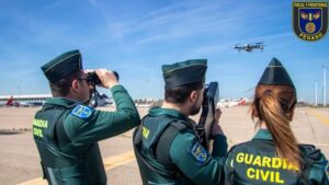 Agentes de la Guardia Civil observando un dron en el aeropuerto