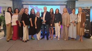 Grupo de personas en la gala del Premio Rosa del Mar de Eroski Baleares