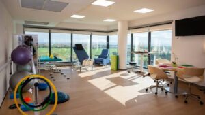 Interior de un espacio de rehabilitación con equipos y ventanas amplias