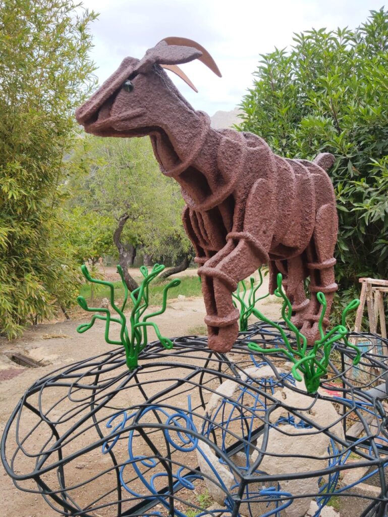 Escultura de cabra de Joan Balaguer en un entorno natural