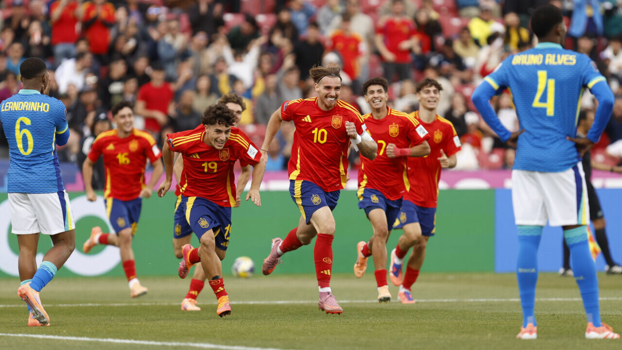 Jugadores de Espa&ntilde;a celebrando un gol en el Mundial Sub-20 contra Brasil