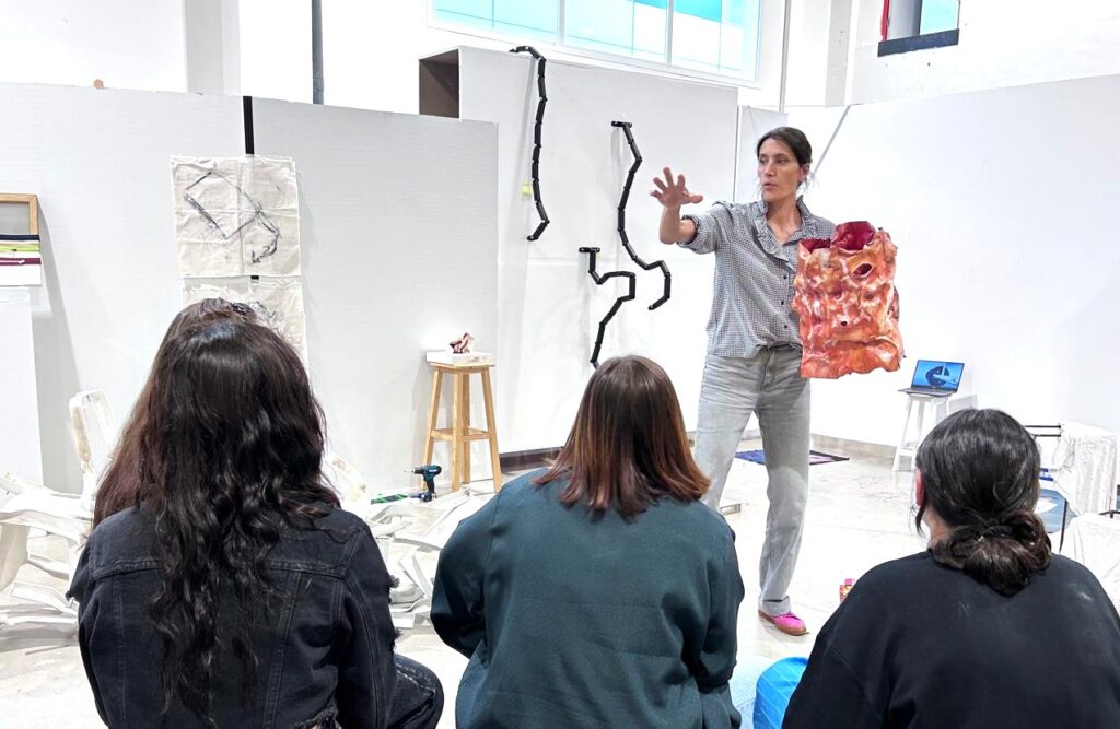 Estudiantes de Bellas Artes en una presentación artística en ADEMA.