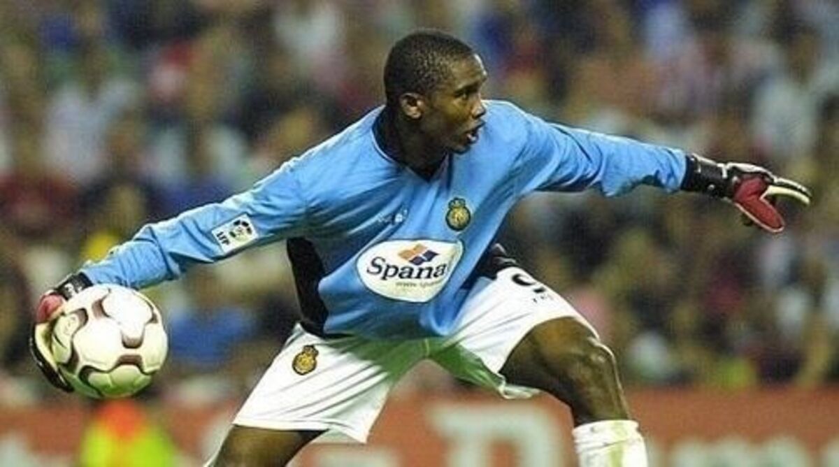Eto'o jugando de portero en un partido en San Mam&eacute;s