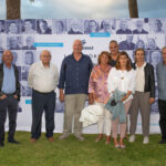 Presentación del libro en los jardines de Alcudiamar con asistentes