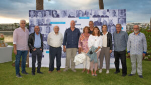 Presentación del libro en los jardines de Alcudiamar con asistentes
