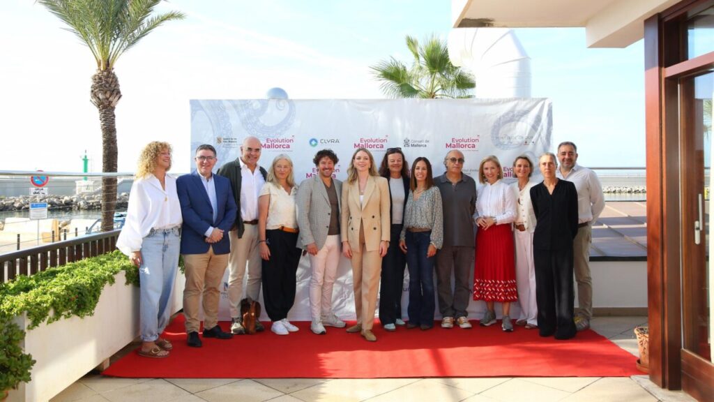 Grupo de personas en la inauguración del festival de cine en Mallorca